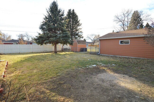 Foto del edificio - Huge 4 Bed 2 Bath Single Family Home! Rent Special - $500 off 1 months rent!