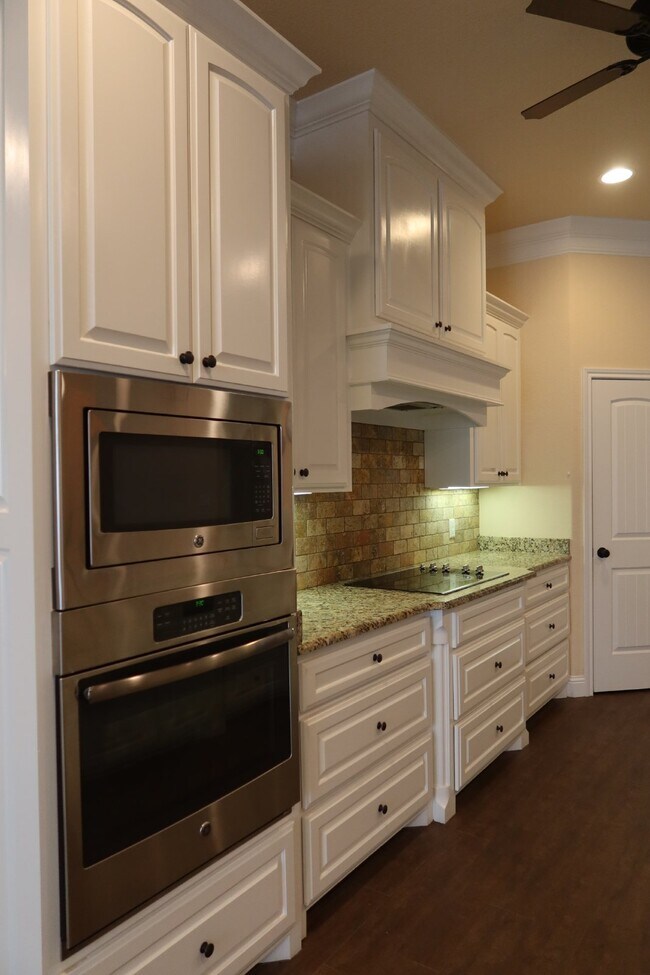 Foto del edificio - Beautiful 4-Bedroom Rental Home with Grani...