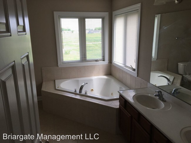 Building Photo - 385 Red Fox Dr