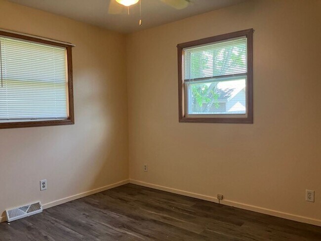 Building Photo - Arneberg Properties