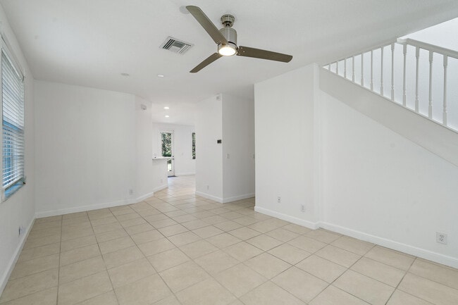 Building Photo - 622 Castle Dr