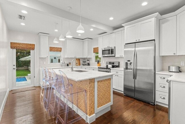 Building Photo - 414 NE 7th Ave