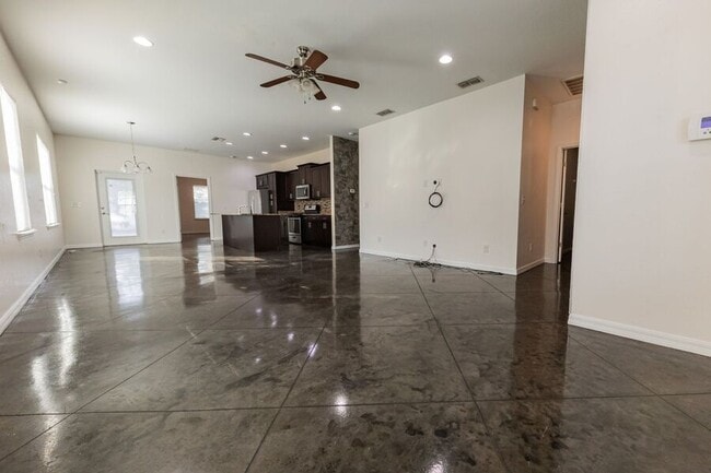 Building Photo - 2905 Whispering Trails Dr