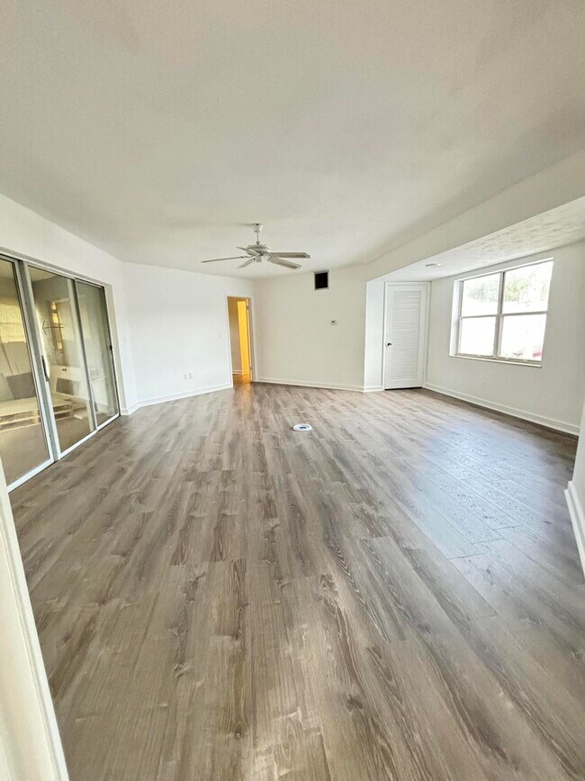 Building Photo - 3260 SE Aster Ln