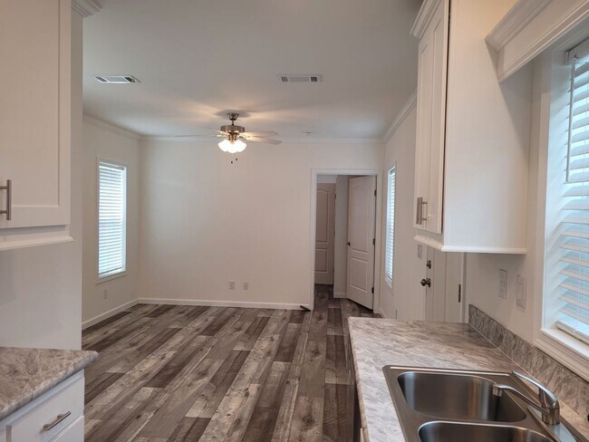 Foto del edificio - 5600 Jennie St