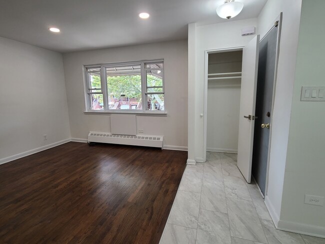Building Photo - 917 E 58th St