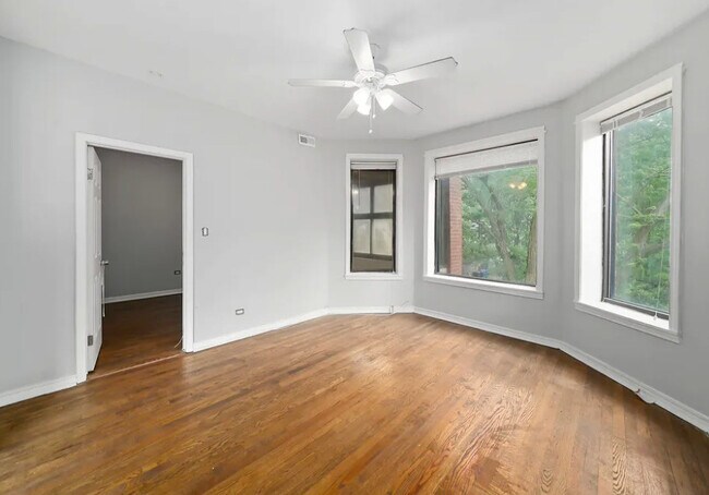 Foto del edificio - 2544 N Harding Ave