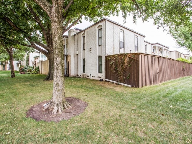 Building Photo - 5919 E University-236