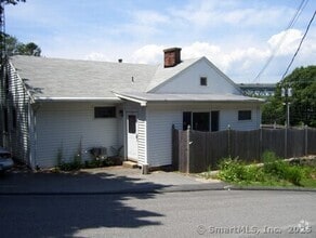 Building Photo - 123 Bridge St