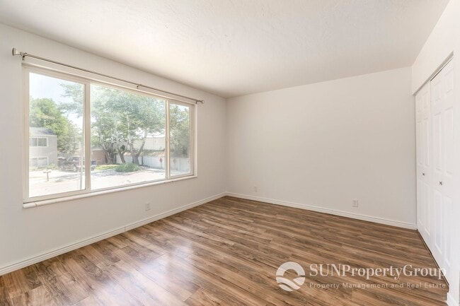 Building Photo - Updated Duplex In Great West Valley Area