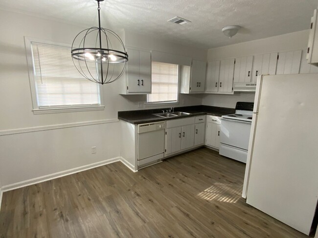 Building Photo - Arreis Rentals 1-290 Donahoo Road Apts