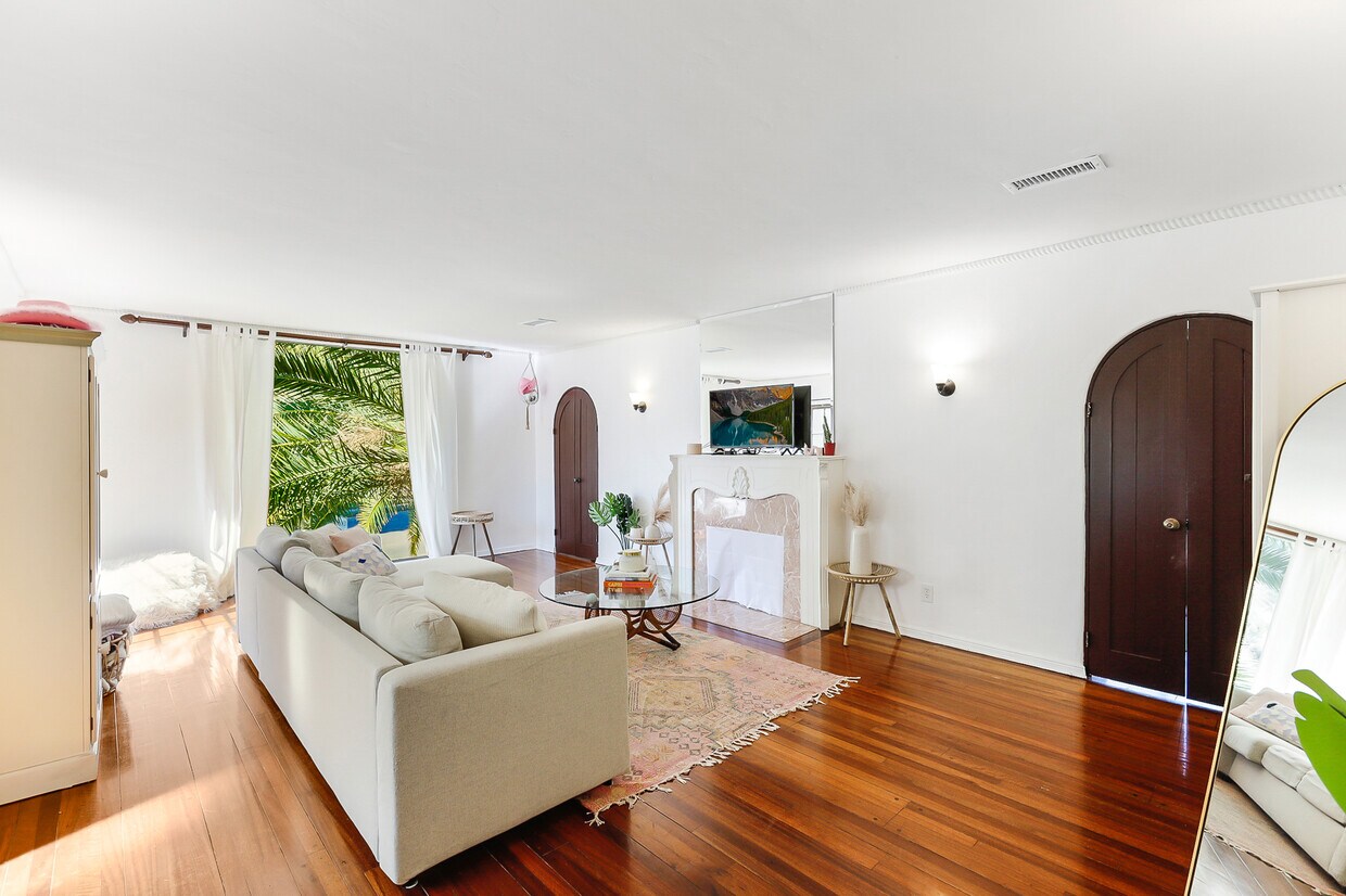 Expansive Formal livingroom - 6200 W Olympic Blvd