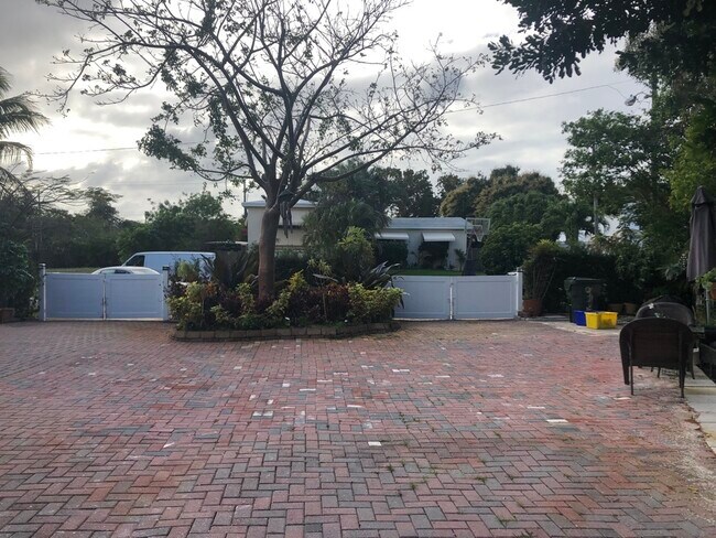 patio - 1400 NE 4th Ave