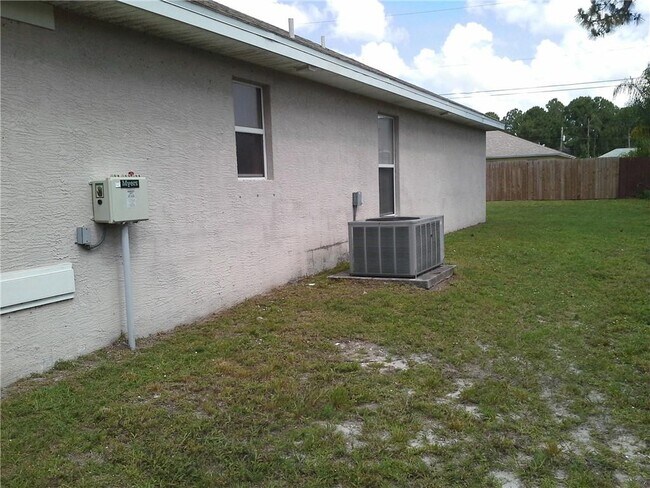 Building Photo - 1341 SW Halford Ave
