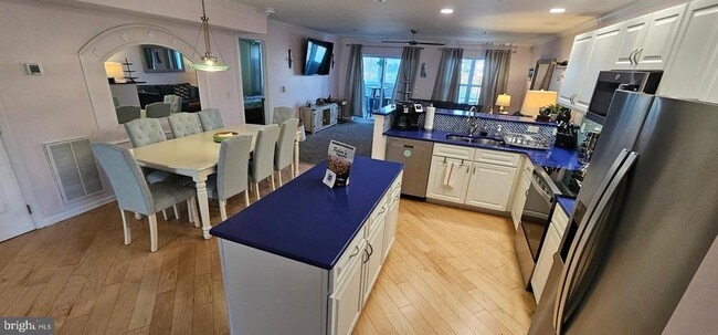 Building Photo - 3300 Sanibel Cir