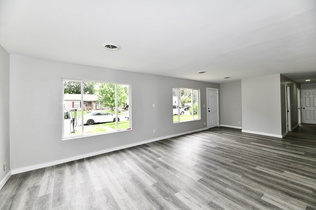 Building Photo - 3550 Eisenhower Dr