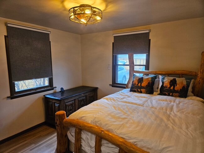 Guest House - 807 E Yampa St