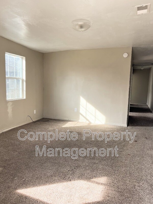 Building Photo - 824 42nd Pl N