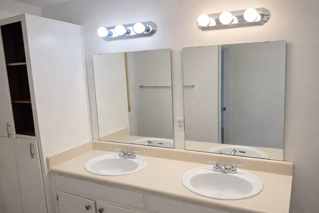 Building Photo - 2221 Timberwood Cir N