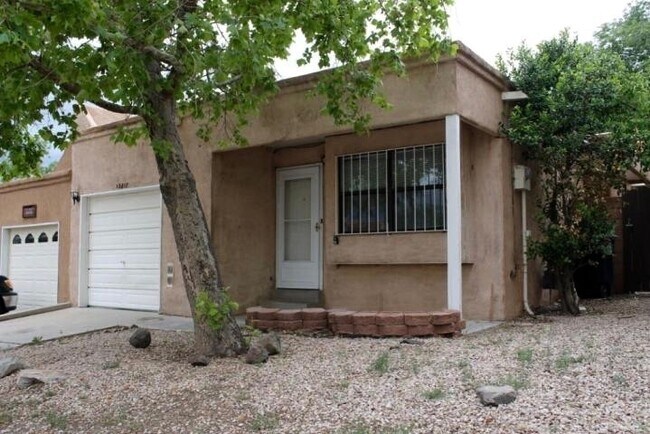 Foto del edificio - Coming Soon! Quaint Townhouse Located In T...