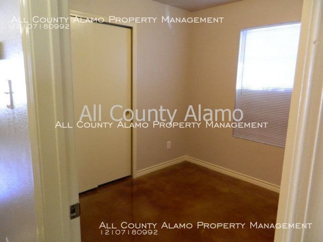 Building Photo - 3 bed 1 bath duplex