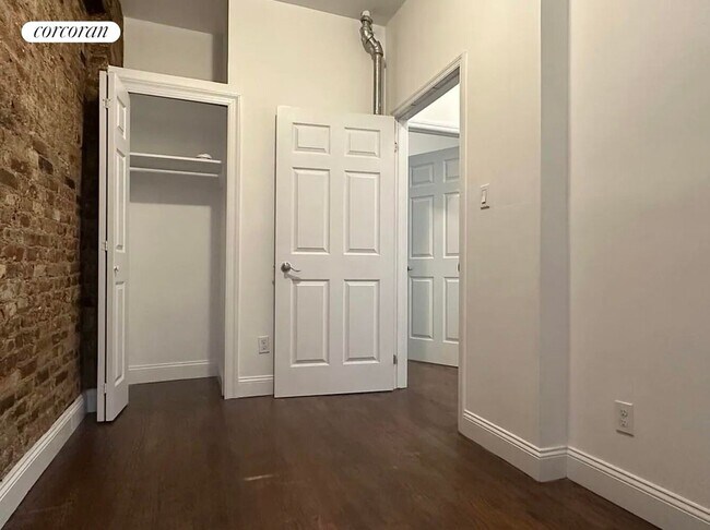 Foto del edificio - 215 E 4th St
