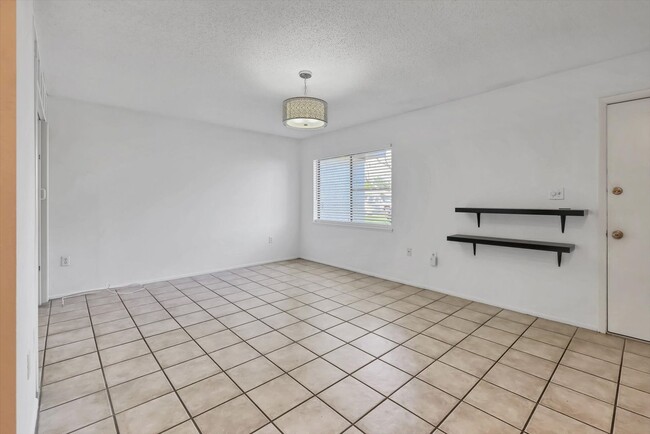 Building Photo - Nicely updated 1 bed/ 1 bath + Den near Sa...