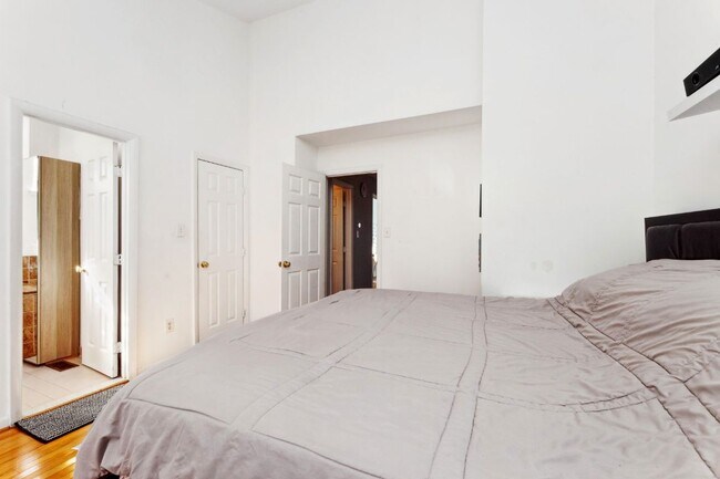 Building Photo - 8308 Southern Oaks Ct
