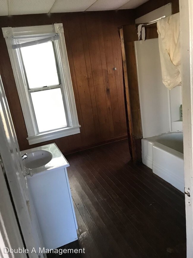 Foto del edificio - 4 br, 1 bath House - 527 Center St