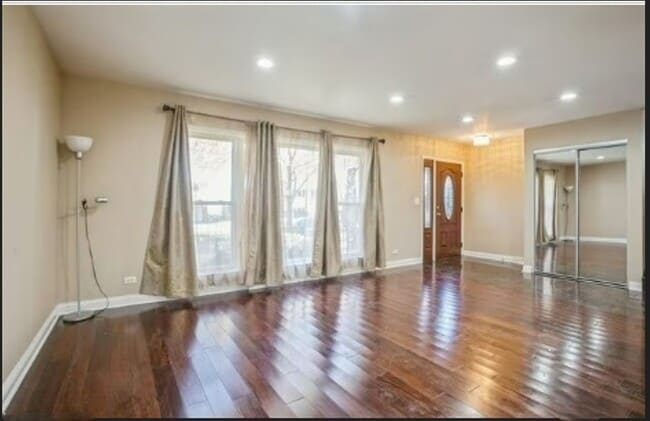 Building Photo - 812 S School St