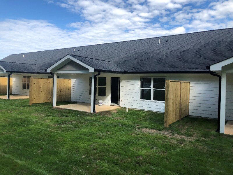 Foto del edificio - 404 Brookstone Dr