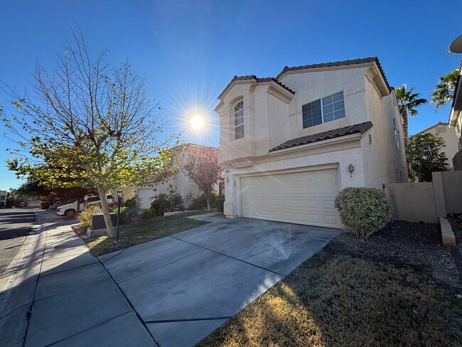 Foto del edificio - Gorgeous 3BED / 2.5 BATH home located in the gated community of Peccole Ranch!