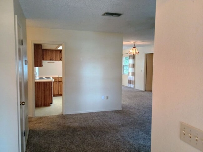 Foto del edificio - Pool. Privacy. Perfect location. Available...