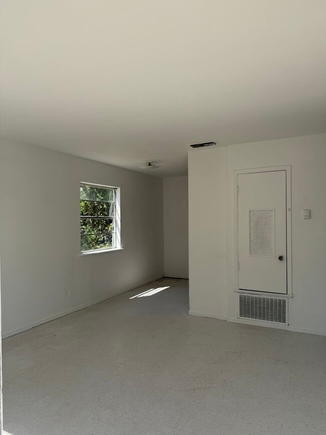 Foto del edificio - 8500 Barranca Ave