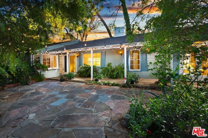 Foto principal - 3231 Coldwater Canyon Ln