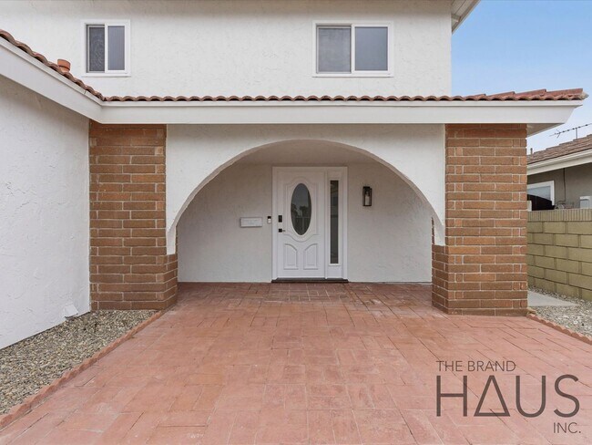 Foto del edificio - Newly Remodeled Huntington Beach Home with Brand-New AC & Premium Finishes