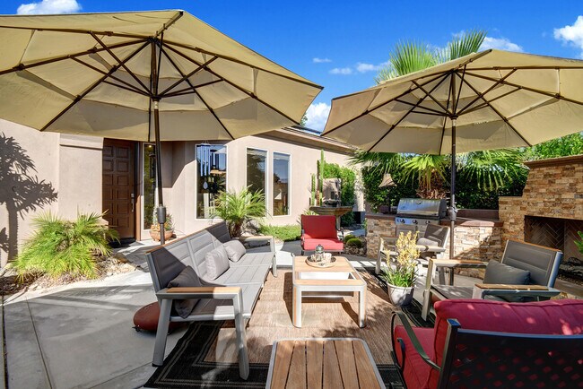 Building Photo - 440 Desert Holly Dr