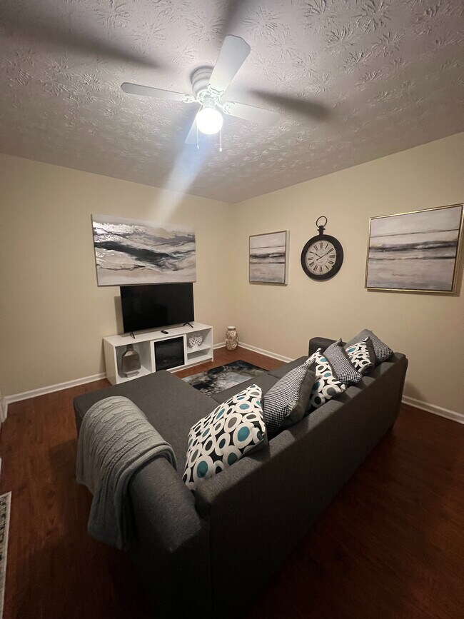 Building Photo - Room in Apartment on Hill Station Ct