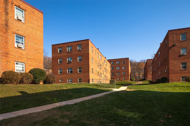 Building Photo - 4900 Fort Totten Dr NE