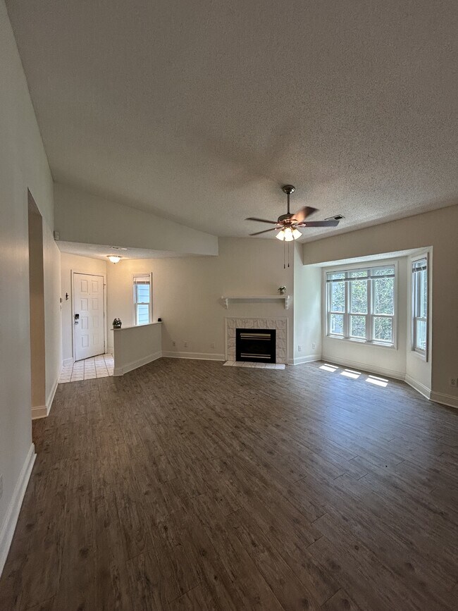 Building Photo - 104 Breezewood Dr