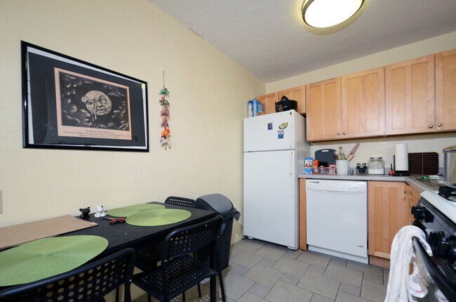Foto del edificio - 1 Bed/1 Bath Condo Available June 1!