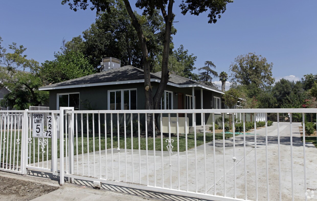 Building Photo - 7207-7217 Garden Dr