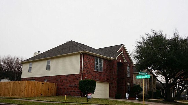 Foto del edificio - 15810 Mission View Ct