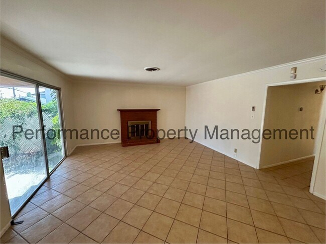 Building Photo - Beautiful 4 Bed/2 Bath Home in Taft w/ RBP...