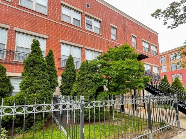 Building Photo - 757 W Evergreen Ave