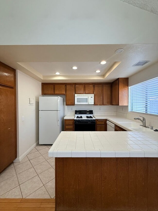 Building Photo - Private 2 Bed 2 Bath Single-Story Living in West Anaheim
