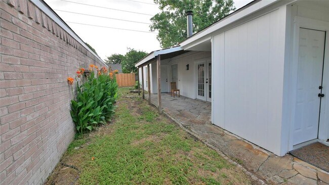 Building Photo - 3707 Vineyard Dr