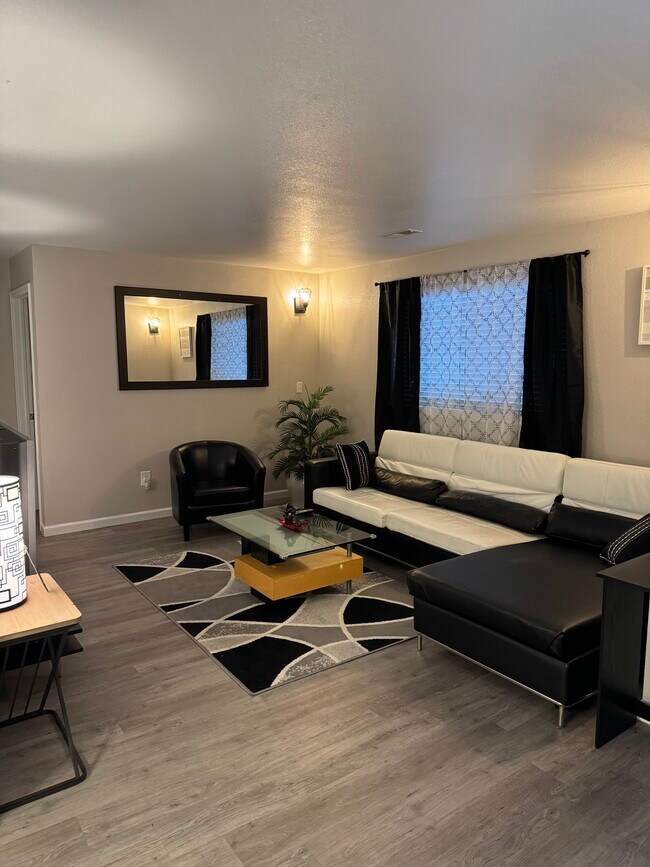 Foto del edificio - 3909 Redwood Ln