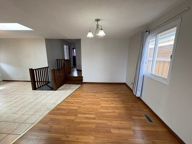 Photo du bâtiment - Fabulous 3 plus Den Single Family Home on East Mountain