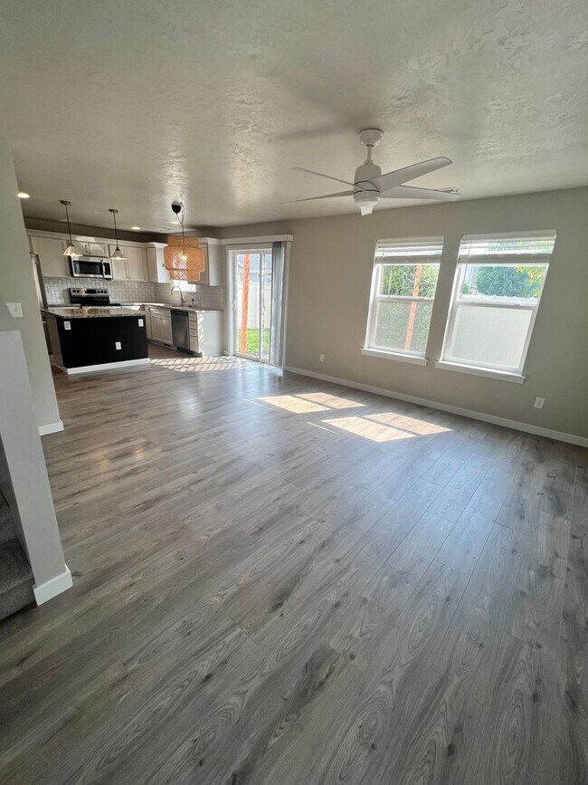 Building Photo - Beautiful 3BD/2.5 BA in desirable Nampa ne...